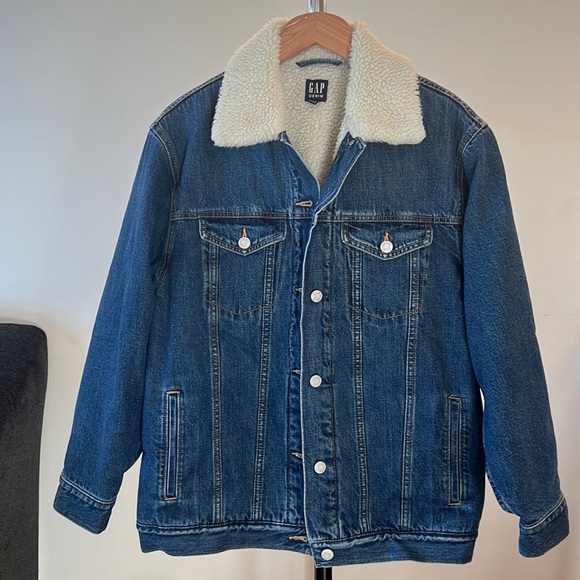 Oversized Women’s Gap Sherpa Lined Denim Trucker Jacket Size S NWT 💙💙 - Picture 1 of 6